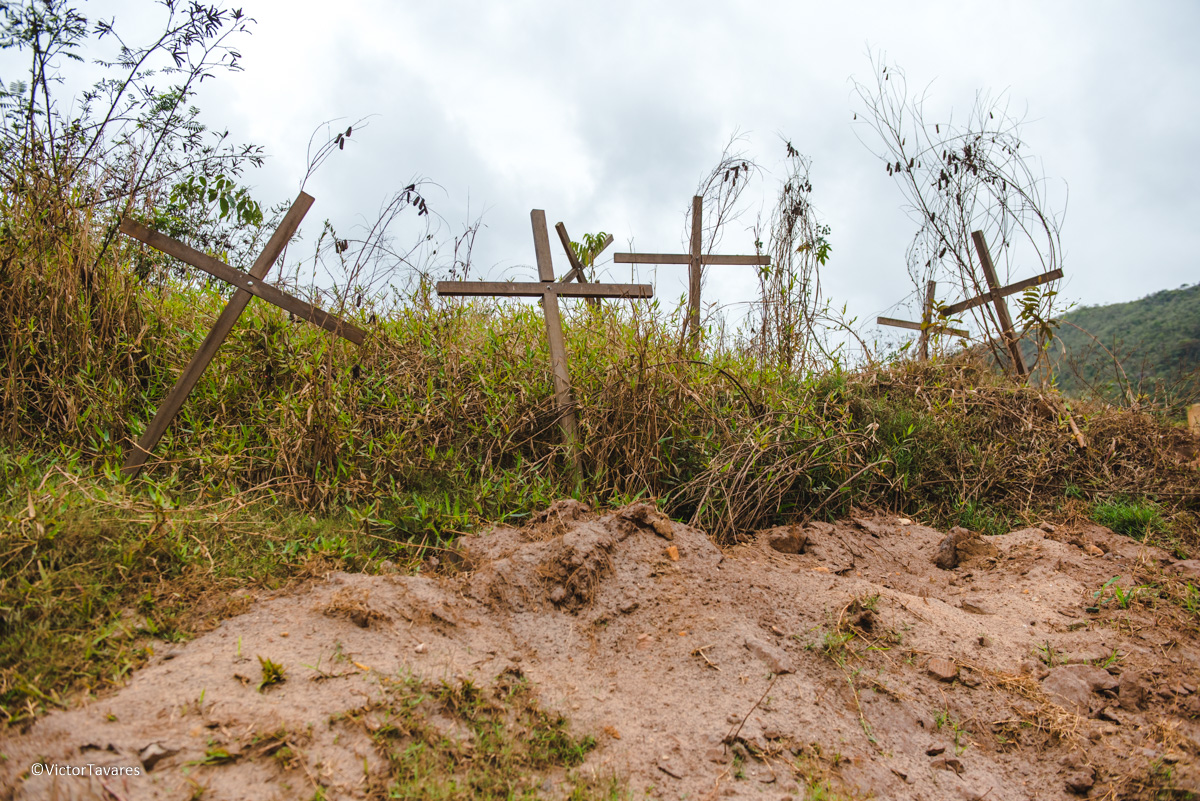 Fotos do rompimento da barragem da Samarco em Mariana que atingiu o distrito de Bento Rodrigues MG com ruínas lama e destruição