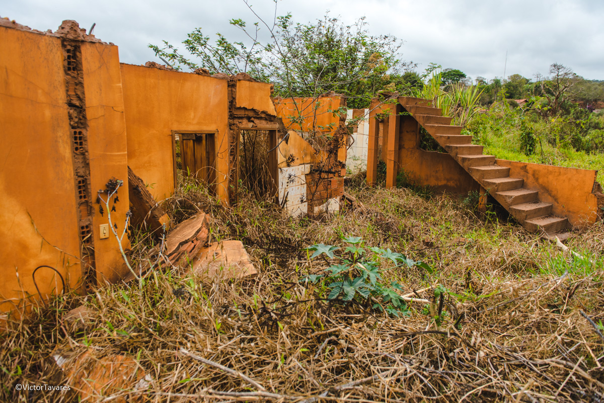 Fotos do rompimento da barragem da Samarco em Mariana que atingiu o distrito de Bento Rodrigues MG com ruínas lama e destruição