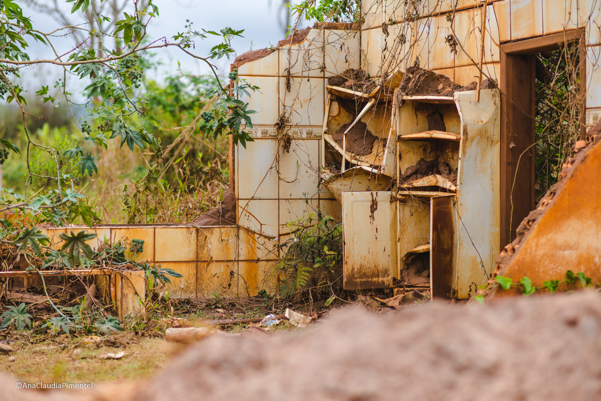 Fotos do rompimento da barragem da Samarco em Mariana que atingiu o distrito de Bento Rodrigues MG com ruínas lama e destruição