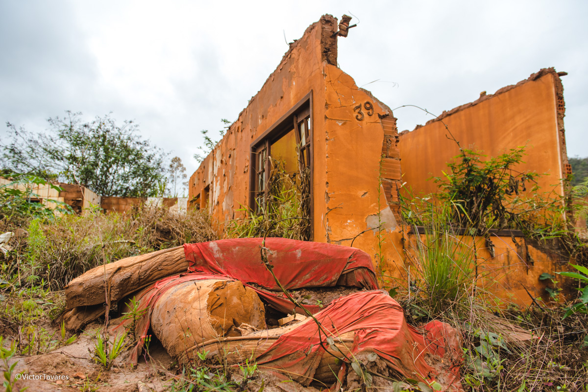 Fotos do rompimento da barragem da Samarco em Mariana que atingiu o distrito de Bento Rodrigues MG com ruínas lama e destruição