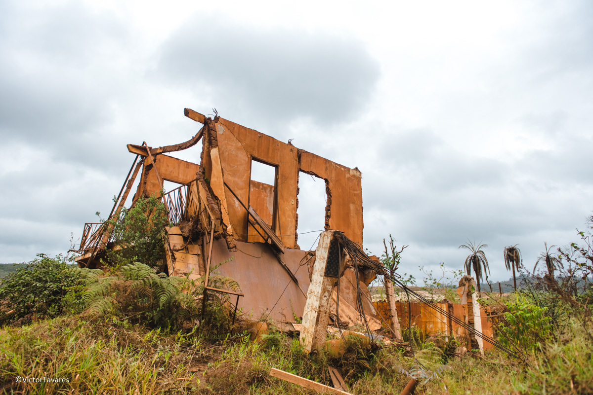 Fotos do rompimento da barragem da Samarco em Mariana que atingiu o distrito de Bento Rodrigues MG com ruínas lama e destruição