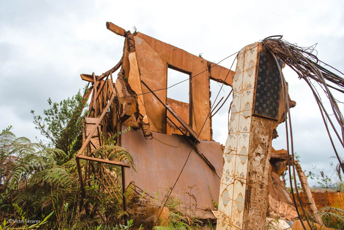 Fotos do rompimento da barragem da Samarco em Mariana que atingiu o distrito de Bento Rodrigues MG com ruínas lama e destruição
