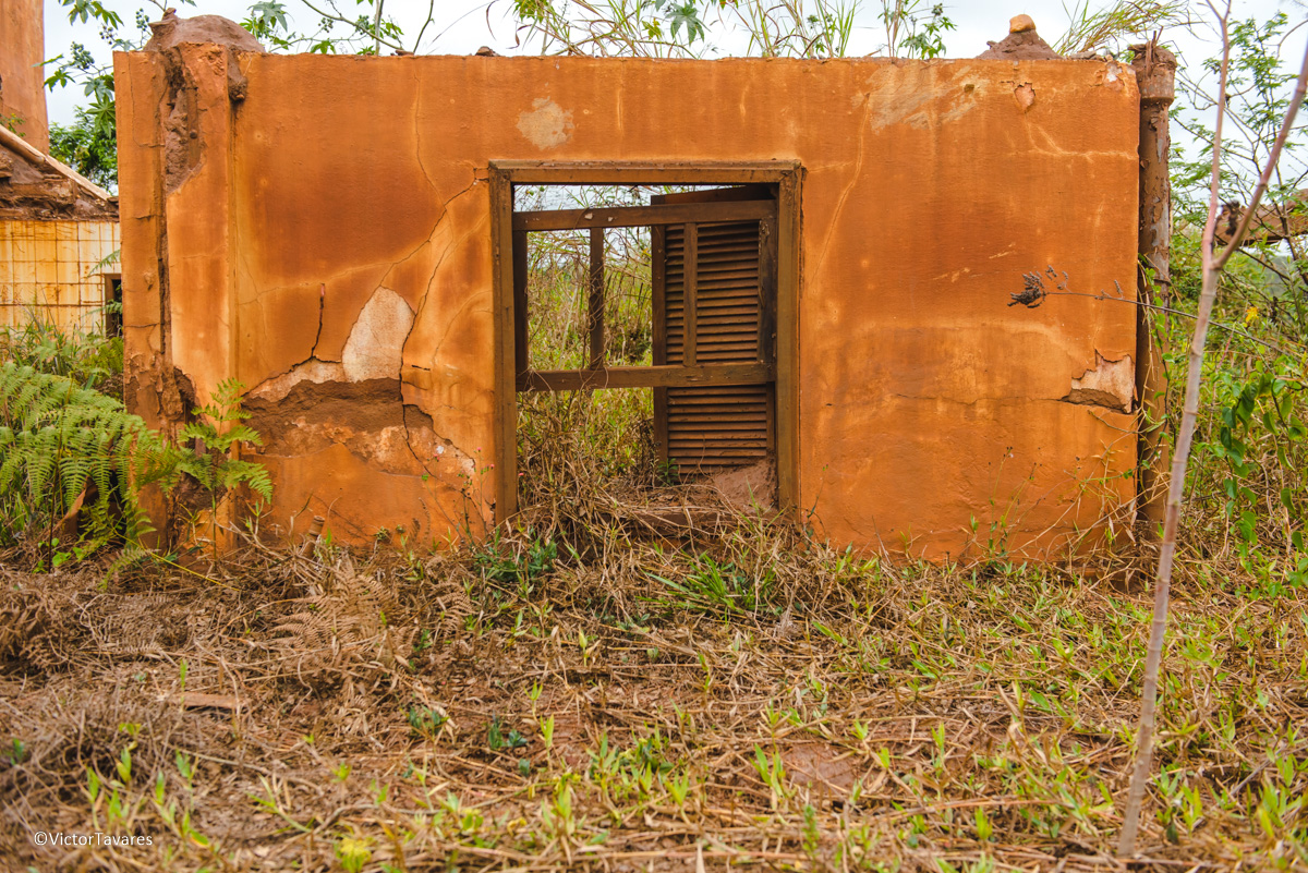 Fotos do rompimento da barragem da Samarco em Mariana que atingiu o distrito de Bento Rodrigues MG com ruínas lama e destruição