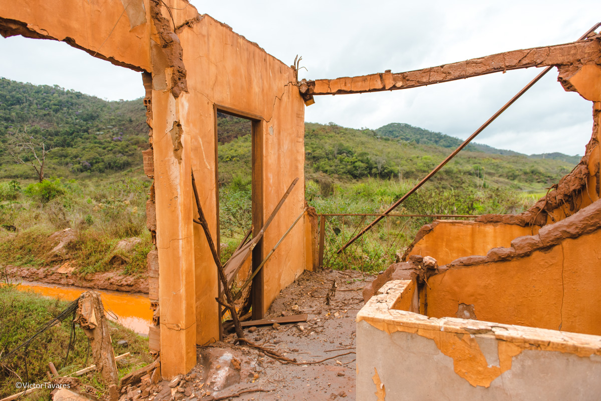 Fotos do rompimento da barragem da Samarco em Mariana que atingiu o distrito de Bento Rodrigues MG com ruínas lama e destruição