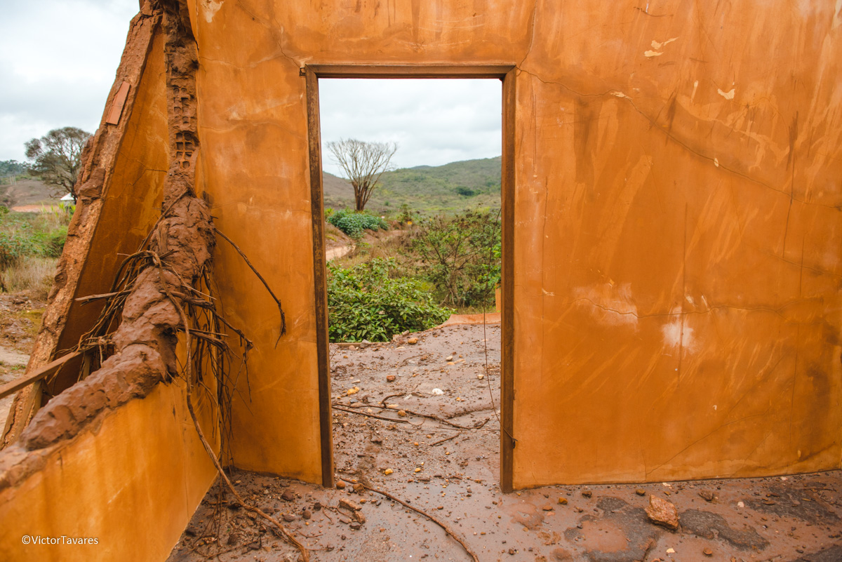 Fotos do rompimento da barragem da Samarco em Mariana que atingiu o distrito de Bento Rodrigues MG com ruínas lama e destruição
