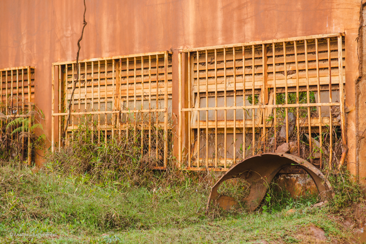 Fotos do rompimento da barragem da Samarco em Mariana que atingiu o distrito de Bento Rodrigues MG com ruínas lama e destruição