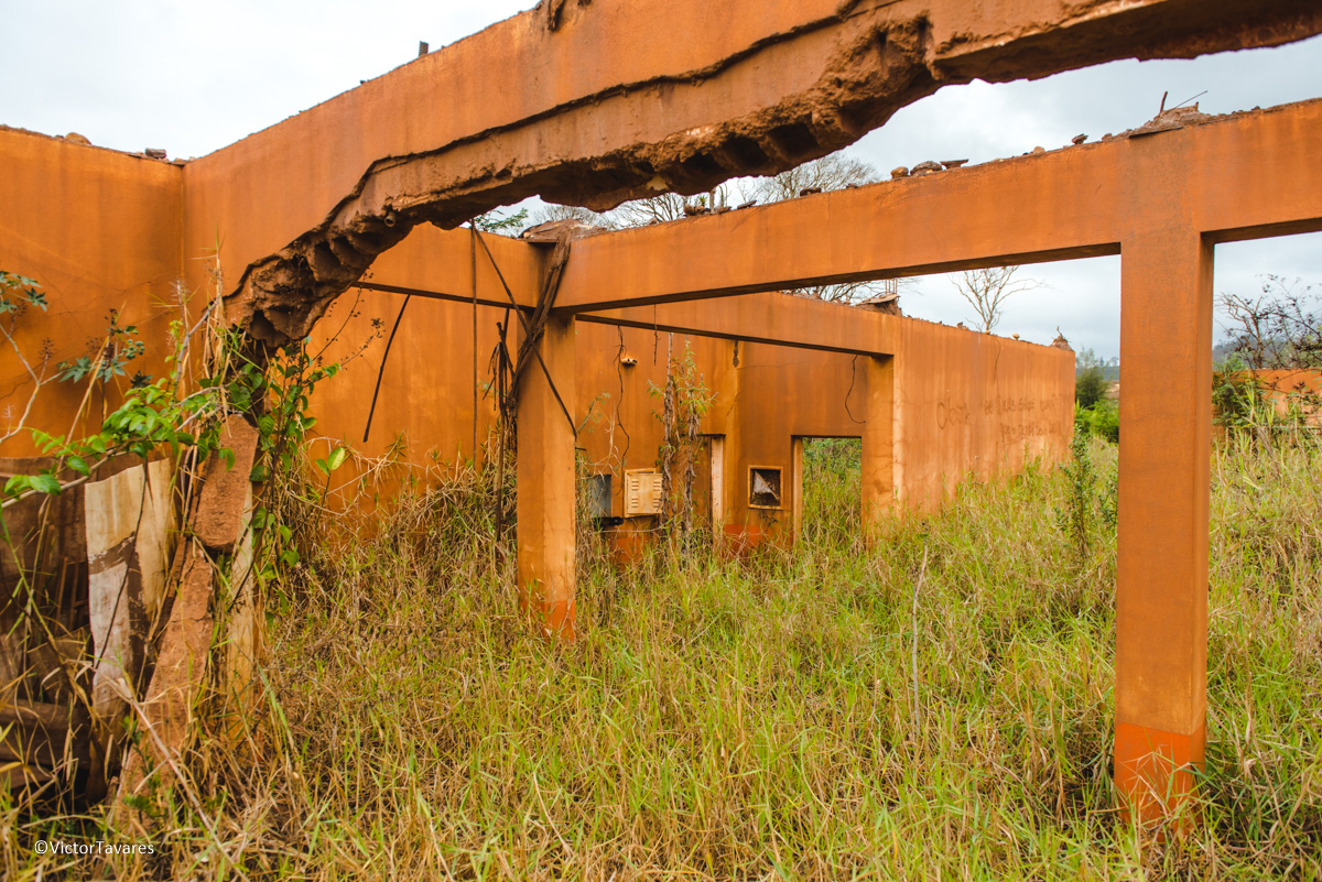 Fotos do rompimento da barragem da Samarco em Mariana que atingiu o distrito de Bento Rodrigues MG com ruínas lama e destruição