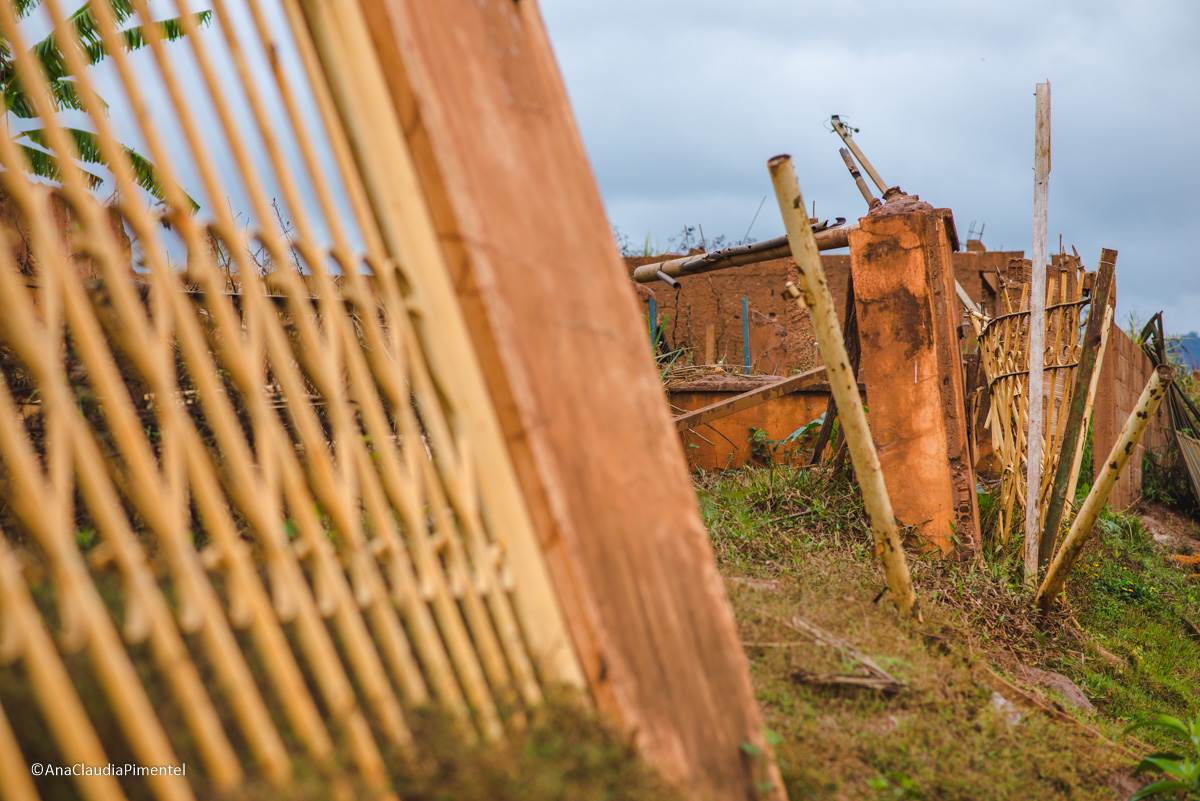 Fotos do rompimento da barragem da Samarco em Mariana que atingiu o distrito de Bento Rodrigues MG com ruínas lama e destruição