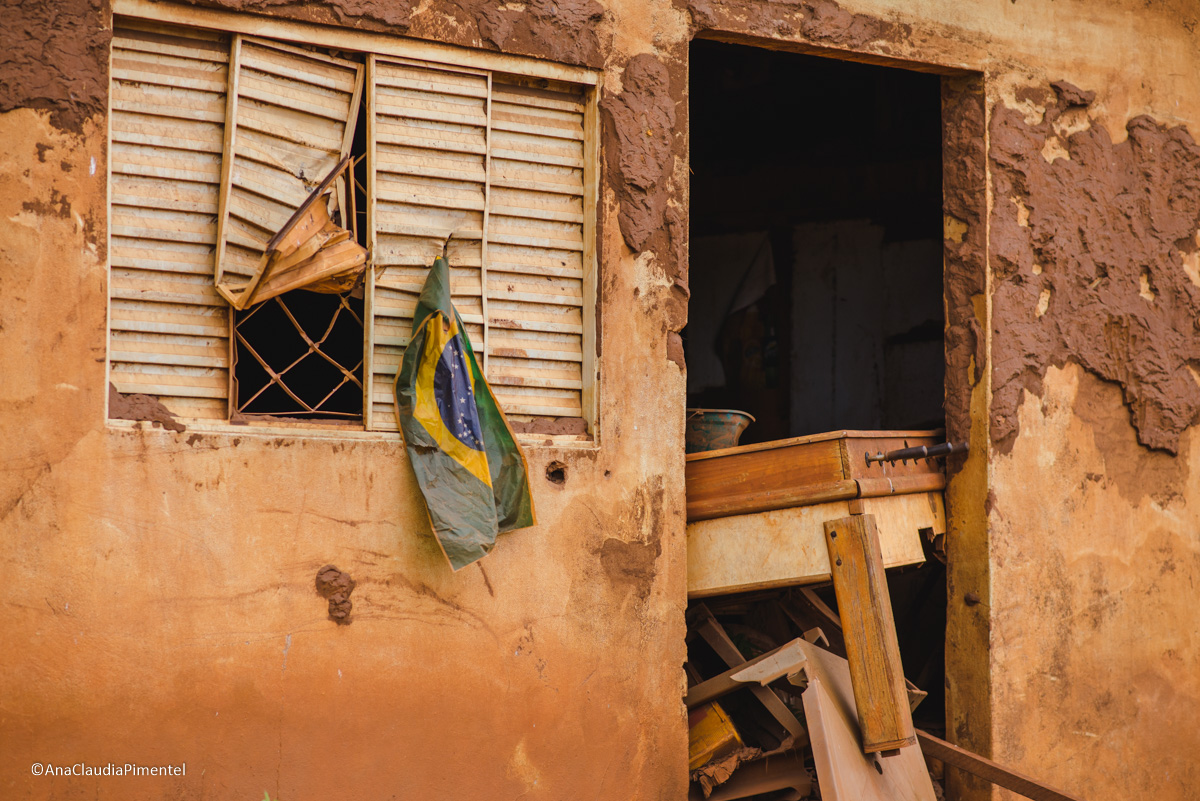 Fotos do rompimento da barragem da Samarco em Mariana que atingiu o distrito de Bento Rodrigues MG com ruínas lama e destruição
