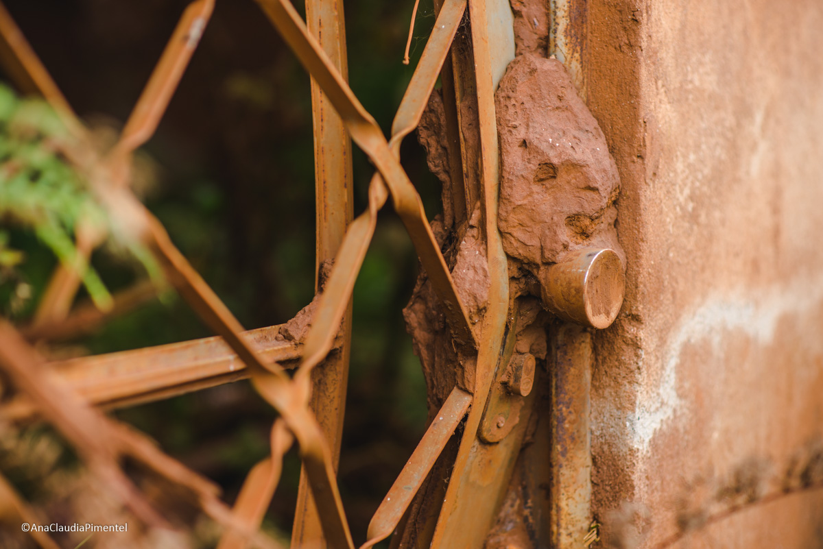 Fotos do rompimento da barragem da Samarco em Mariana que atingiu o distrito de Bento Rodrigues MG com ruínas lama e destruição