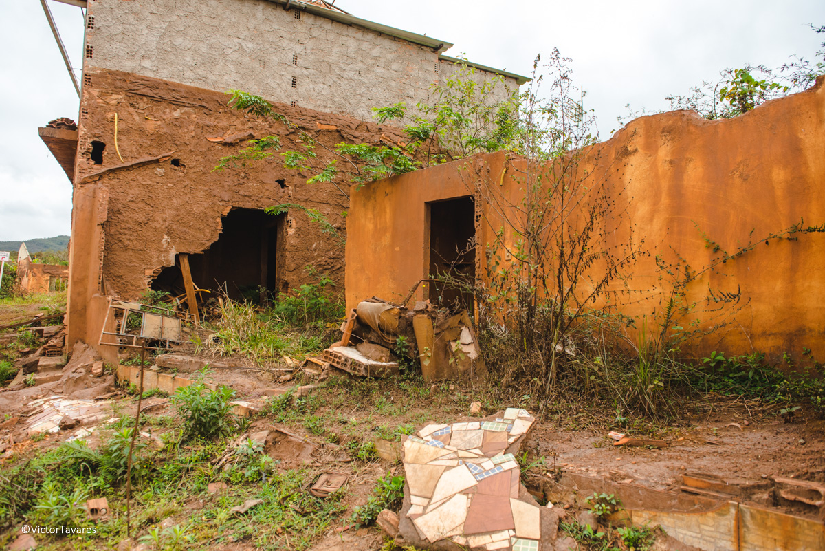 Fotos do rompimento da barragem da Samarco em Mariana que atingiu o distrito de Bento Rodrigues MG com ruínas lama e destruição