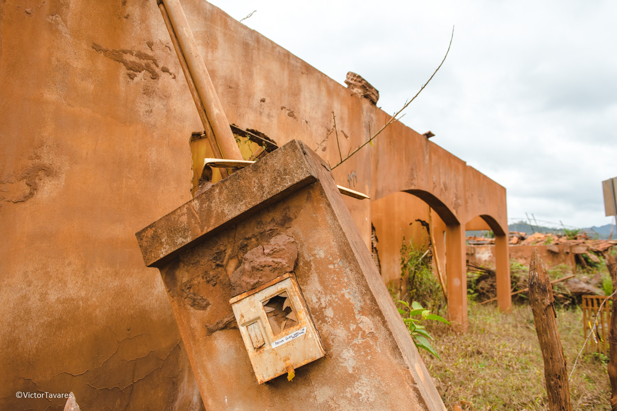 Fotos do rompimento da barragem da Samarco em Mariana que atingiu o distrito de Bento Rodrigues MG com ruínas lama e destruição
