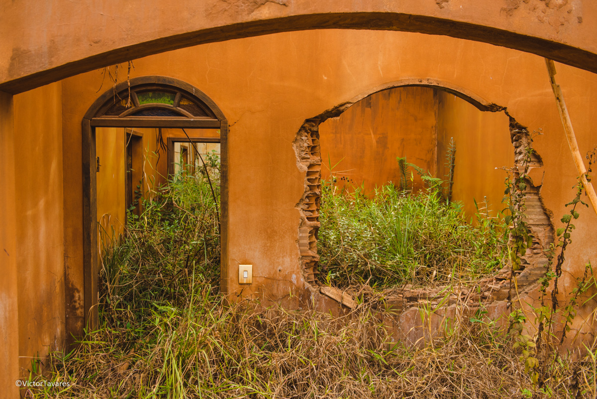 Fotos do rompimento da barragem da Samarco em Mariana que atingiu o distrito de Bento Rodrigues MG com ruínas lama e destruição