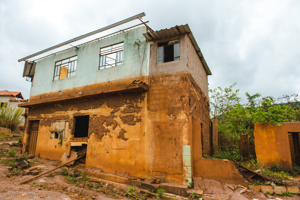 Fotos do rompimento da barragem da Samarco em Mariana que atingiu o distrito de Bento Rodrigues MG com ruínas lama e destruição