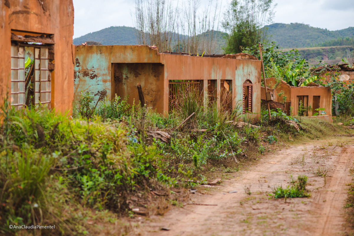 Fotos do rompimento da barragem da Samarco em Mariana que atingiu o distrito de Bento Rodrigues MG com ruínas lama e destruição