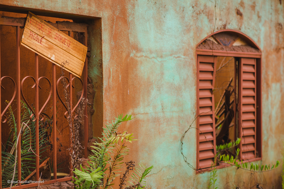 Fotos do rompimento da barragem da Samarco em Mariana que atingiu o distrito de Bento Rodrigues MG com ruínas lama e destruição