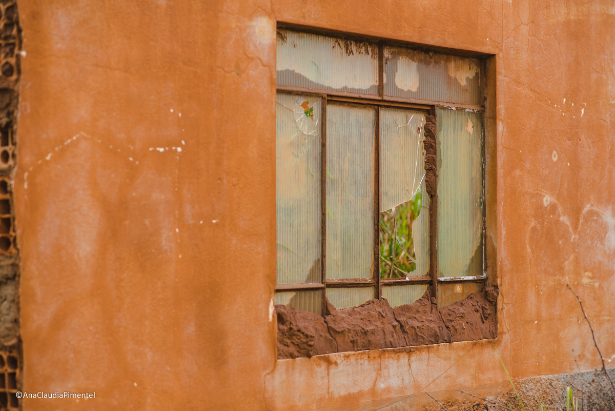 Fotos do rompimento da barragem da Samarco em Mariana que atingiu o distrito de Bento Rodrigues MG com ruínas lama e destruição