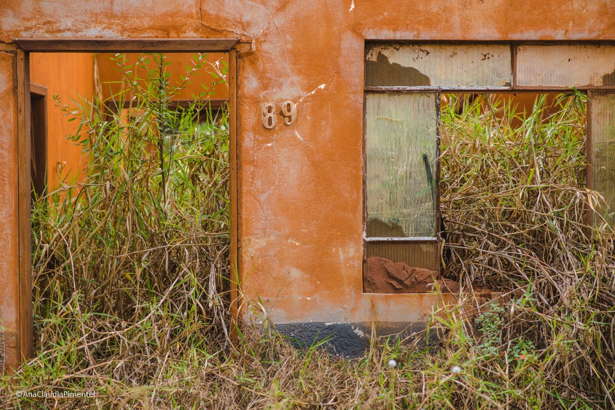 Fotos do rompimento da barragem da Samarco em Mariana que atingiu o distrito de Bento Rodrigues MG com ruínas lama e destruição