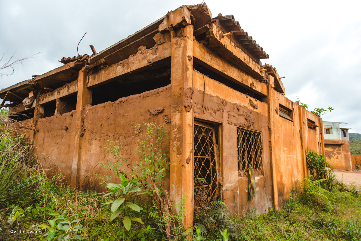 Fotos do rompimento da barragem da Samarco em Mariana que atingiu o distrito de Bento Rodrigues MG com ruínas lama e destruição