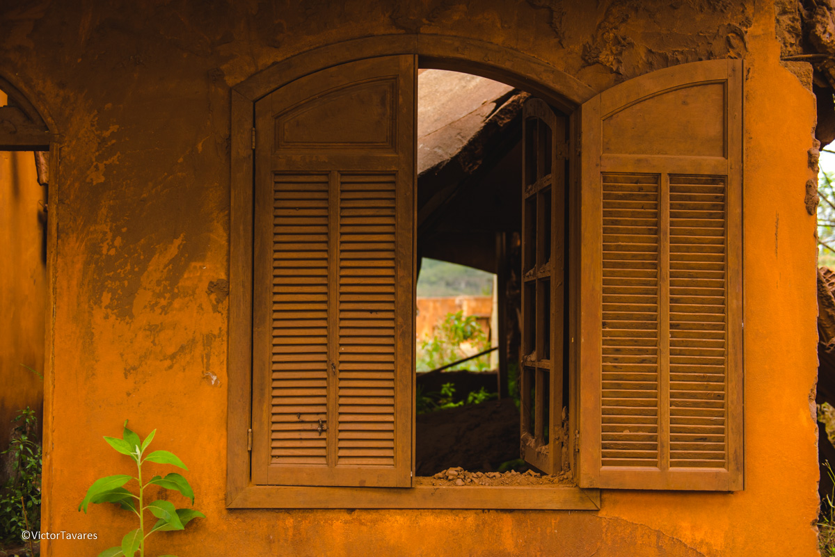 Fotos do rompimento da barragem da Samarco em Mariana que atingiu o distrito de Bento Rodrigues MG com ruínas lama e destruição
