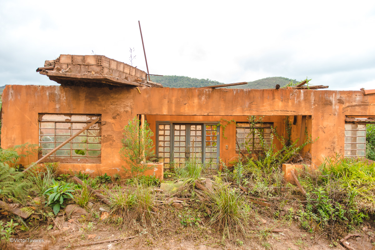 Fotos do rompimento da barragem da Samarco em Mariana que atingiu o distrito de Bento Rodrigues MG com ruínas lama e destruição