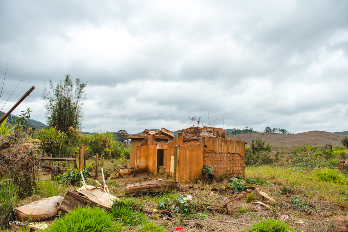 Fotos do rompimento da barragem da Samarco em Mariana que atingiu o distrito de Bento Rodrigues MG com ruínas lama e destruição