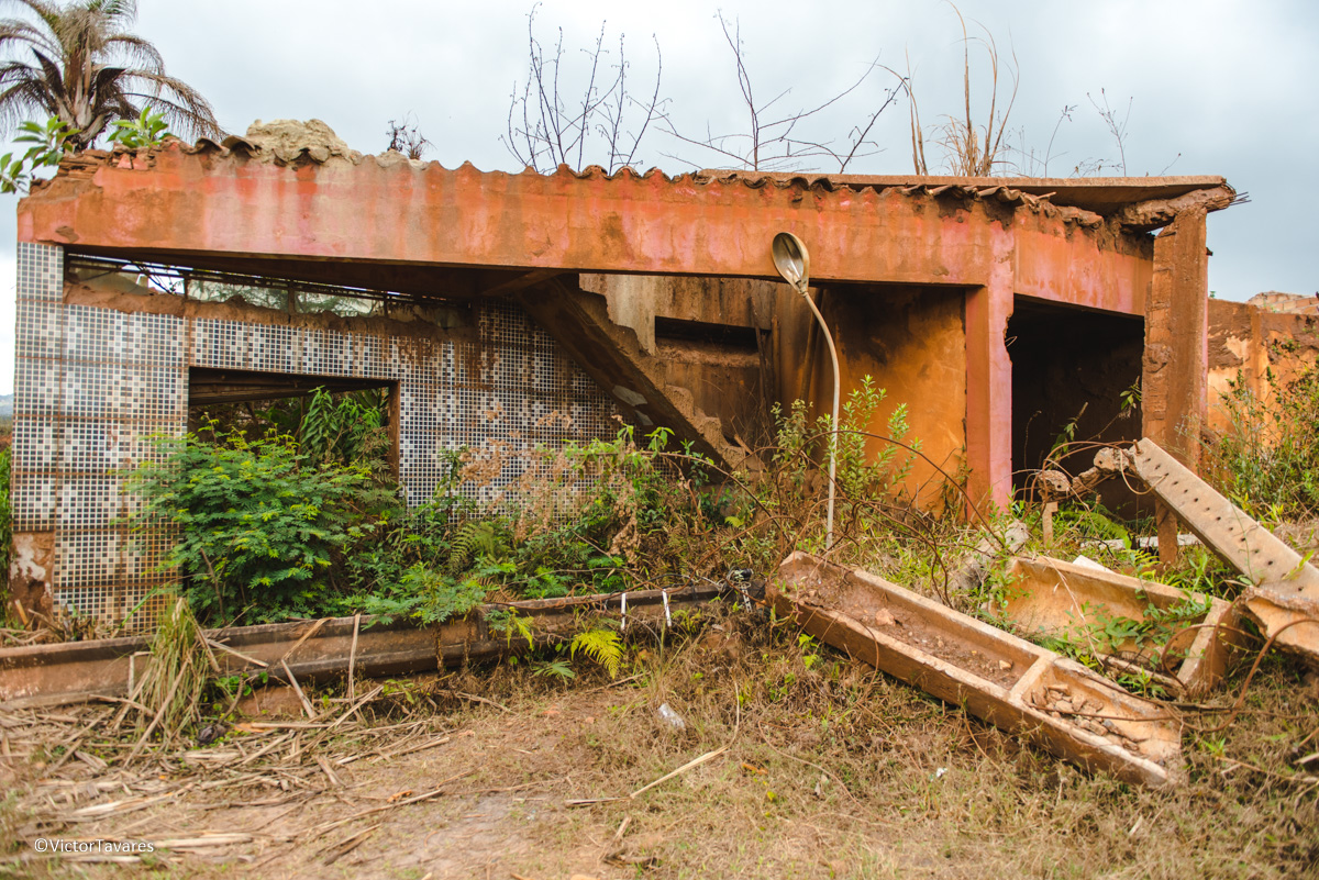 Fotos do rompimento da barragem da Samarco em Mariana que atingiu o distrito de Bento Rodrigues MG com ruínas lama e destruição