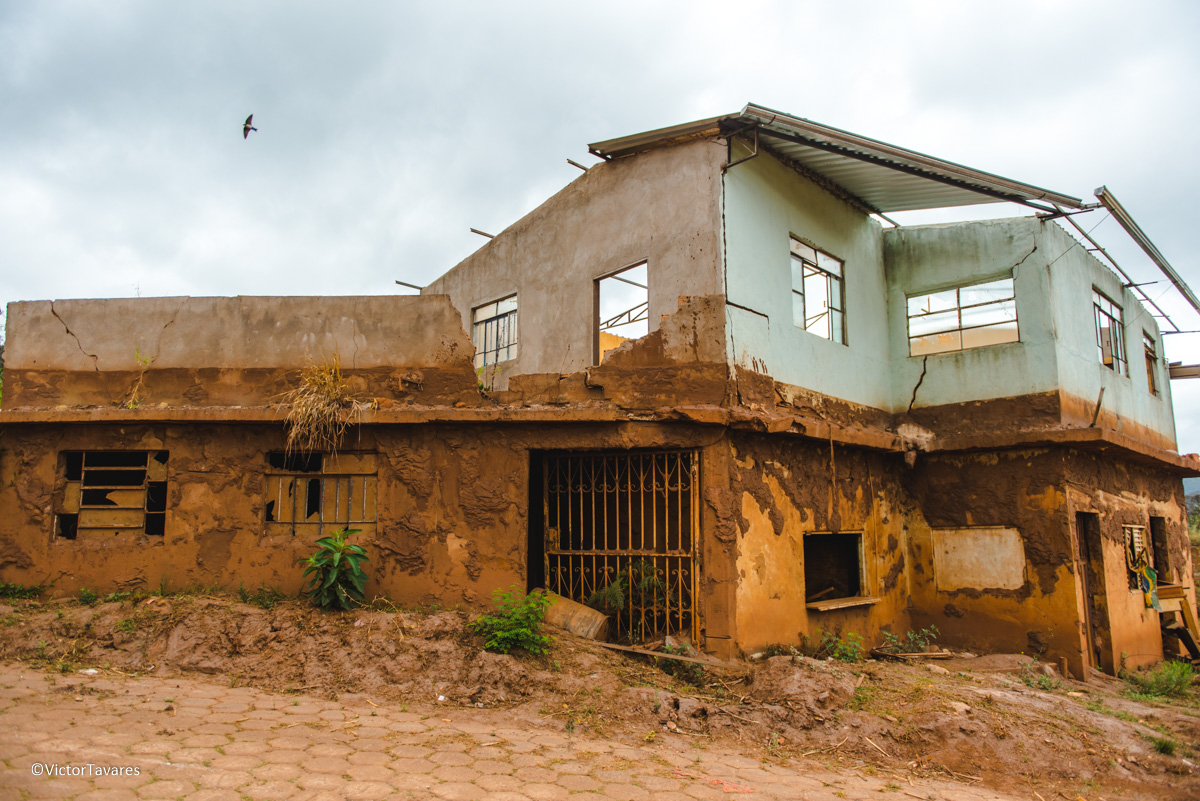 Fotos do rompimento da barragem da Samarco em Mariana que atingiu o distrito de Bento Rodrigues MG com ruínas lama e destruição