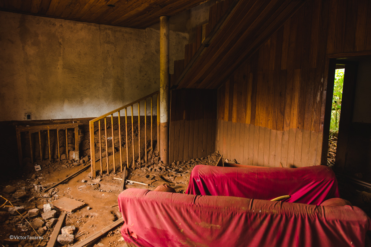 Fotos do rompimento da barragem da Samarco em Mariana que atingiu o distrito de Bento Rodrigues MG com ruínas lama e destruição