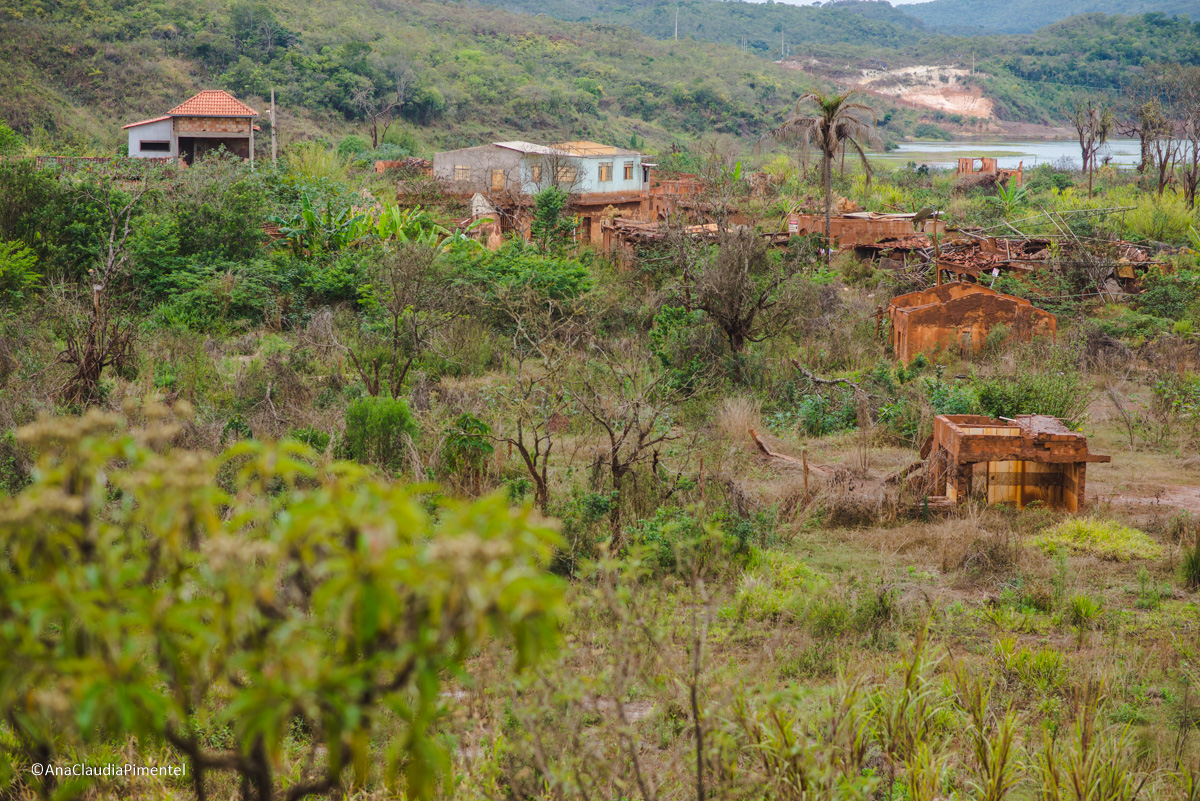 Fotos do rompimento da barragem da Samarco em Mariana que atingiu o distrito de Bento Rodrigues MG com ruínas lama e destruição