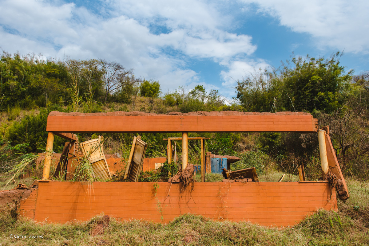 Fotos do rompimento da barragem da Samarco ocorrido em Mariana MG com lama destruição e ruínas em Gesteira Minas Gerais