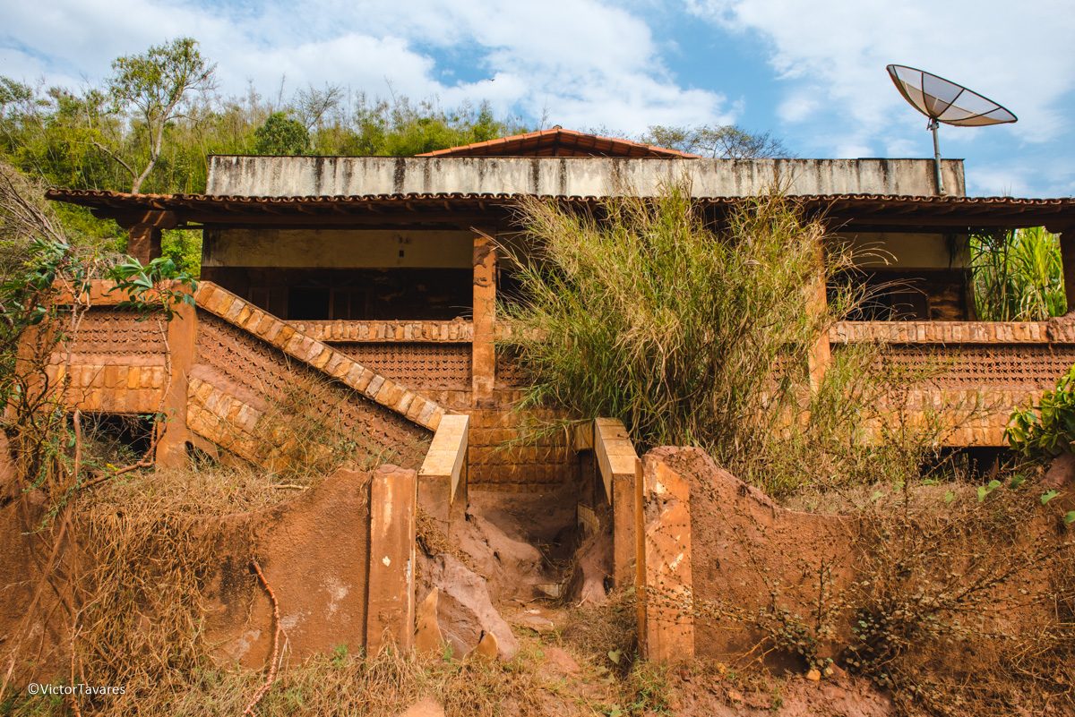Fotos do rompimento da barragem da Samarco ocorrido em Mariana MG com lama destruição e ruínas em Gesteira Minas Gerais
