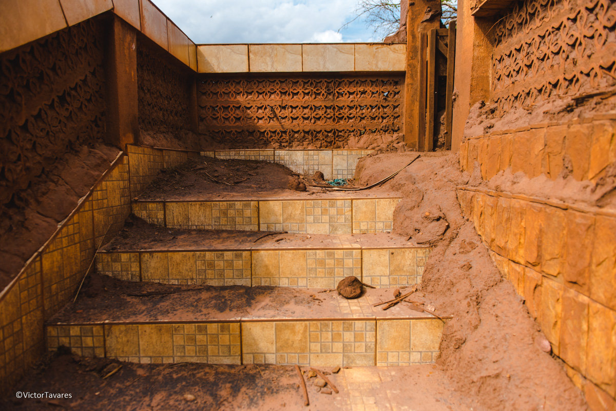 Fotos do rompimento da barragem da Samarco ocorrido em Mariana MG com lama destruição e ruínas em Gesteira Minas Gerais