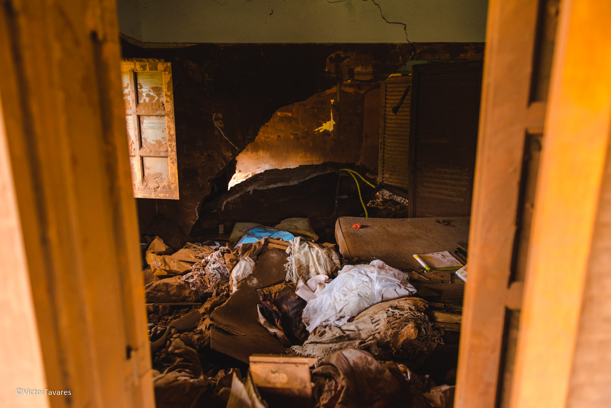 Fotos do rompimento da barragem da Samarco ocorrido em Mariana MG com lama destruição e ruínas em Gesteira Minas Gerais