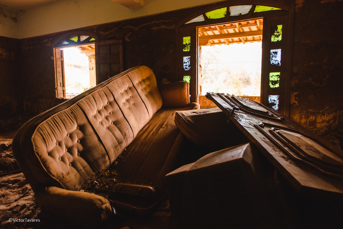 Fotos do rompimento da barragem da Samarco ocorrido em Mariana MG com lama destruição e ruínas em Gesteira Minas Gerais