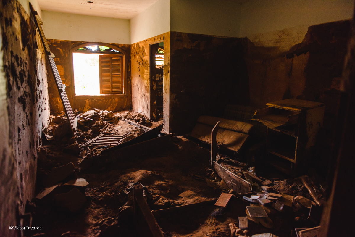 Fotos do rompimento da barragem da Samarco ocorrido em Mariana MG com lama destruição e ruínas em Gesteira Minas Gerais