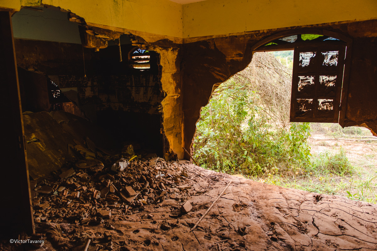 Fotos do rompimento da barragem da Samarco ocorrido em Mariana MG com lama destruição e ruínas em Gesteira Minas Gerais