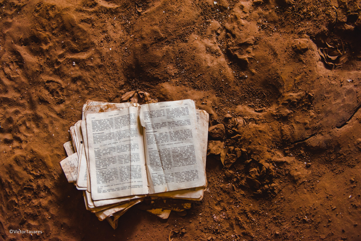 Fotos do rompimento da barragem da Samarco ocorrido em Mariana MG com lama destruição e ruínas em Gesteira Minas Gerais