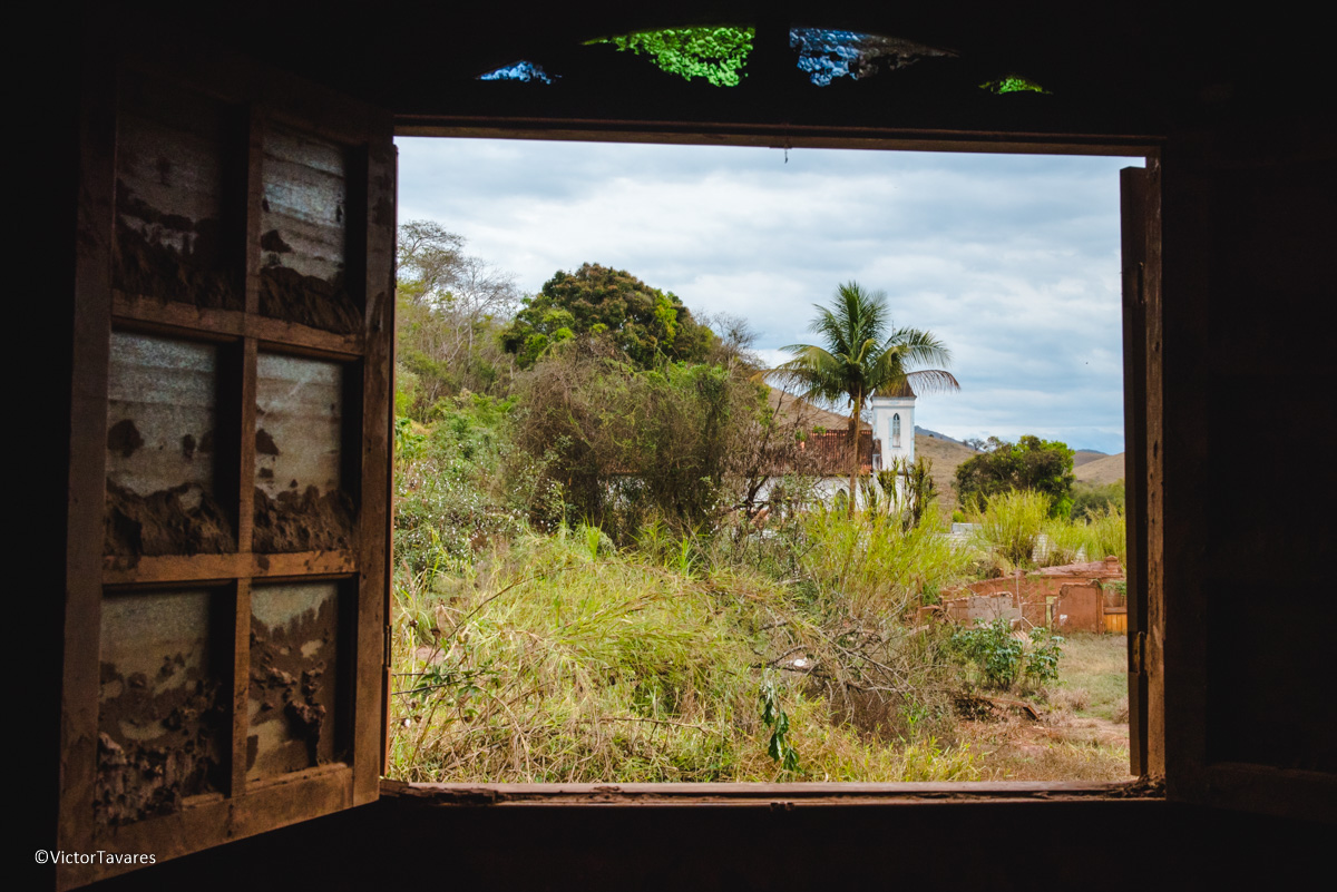 Fotos do rompimento da barragem da Samarco ocorrido em Mariana MG com lama destruição e ruínas em Gesteira Minas Gerais