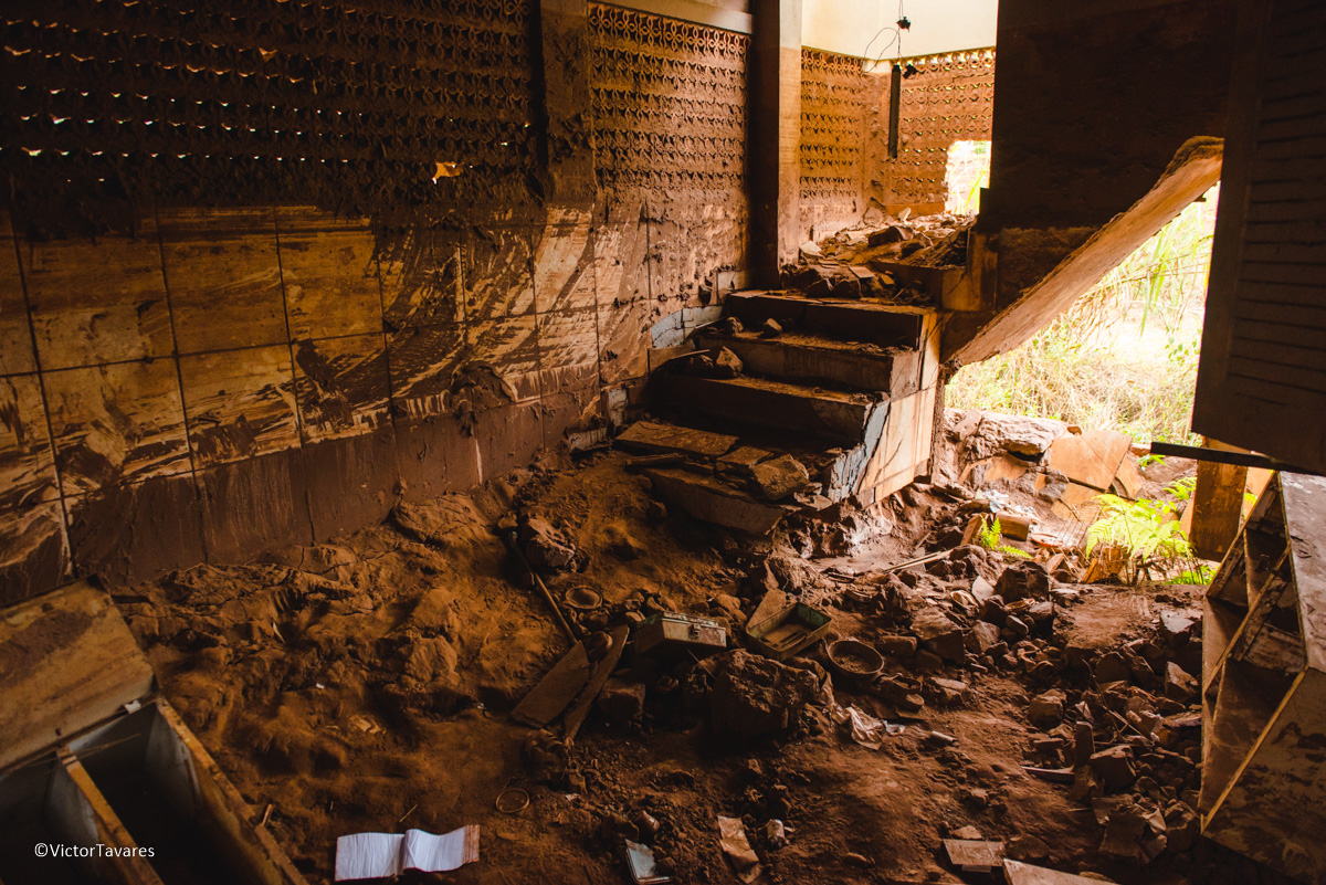 Fotos do rompimento da barragem da Samarco ocorrido em Mariana MG com lama destruição e ruínas em Gesteira Minas Gerais