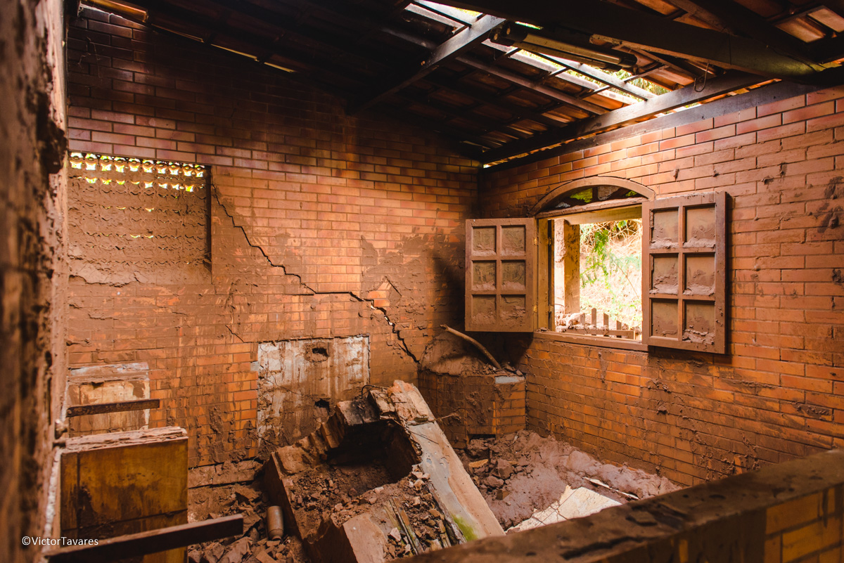 Fotos do rompimento da barragem da Samarco ocorrido em Mariana MG com lama destruição e ruínas em Gesteira Minas Gerais