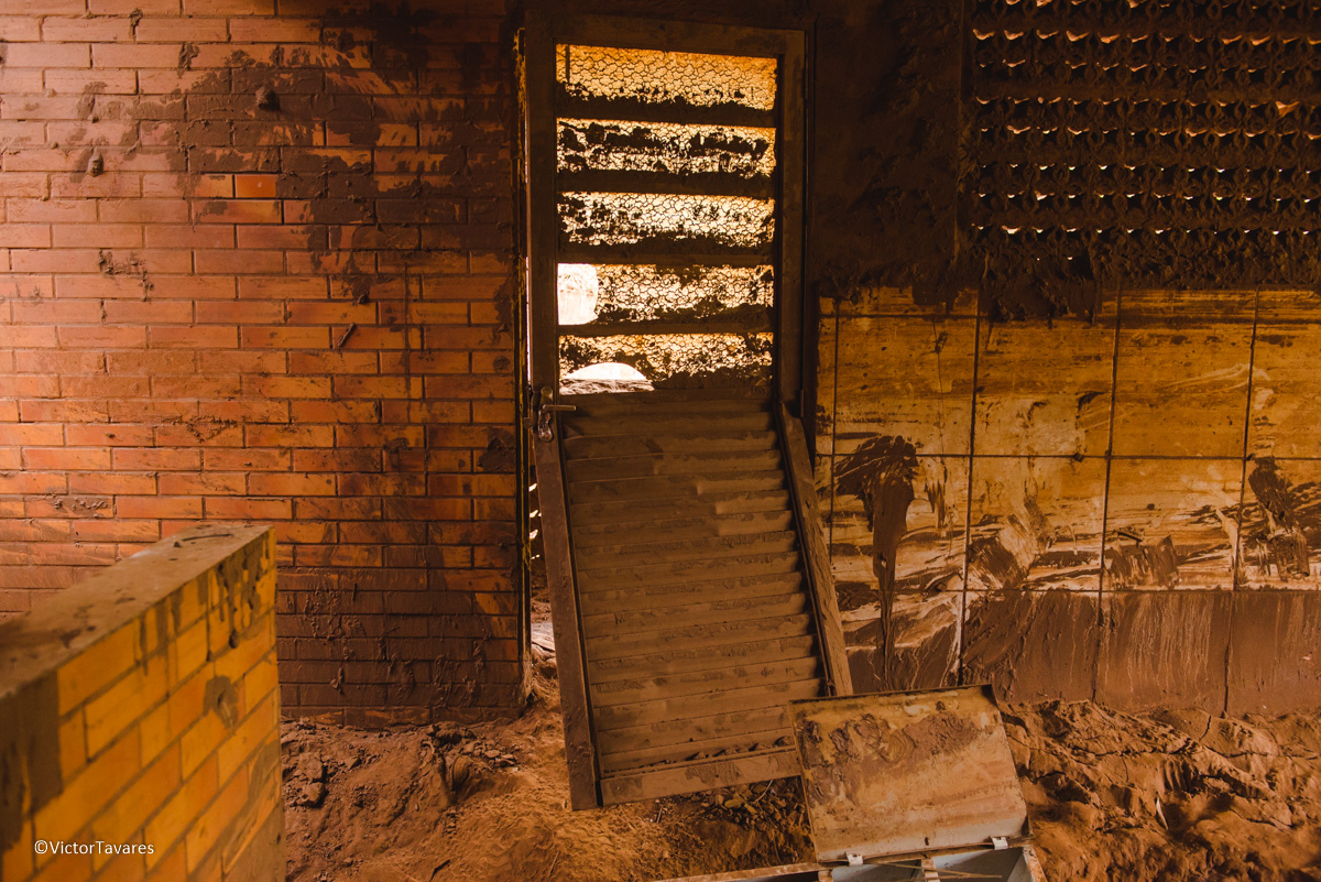 Fotos do rompimento da barragem da Samarco ocorrido em Mariana MG com lama destruição e ruínas em Gesteira Minas Gerais