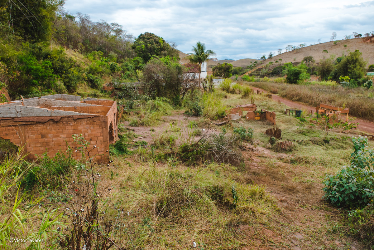 Fotos do rompimento da barragem da Samarco ocorrido em Mariana MG com lama destruição e ruínas em Gesteira Minas Gerais