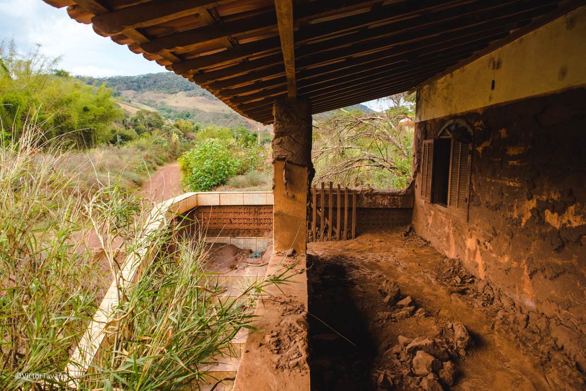 Fotos do rompimento da barragem da Samarco ocorrido em Mariana MG com lama destruição e ruínas em Gesteira Minas Gerais