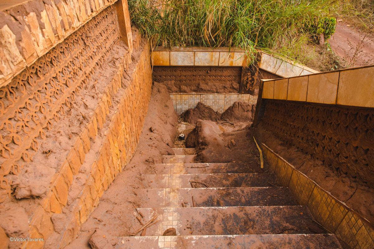 Fotos do rompimento da barragem da Samarco ocorrido em Mariana MG com lama destruição e ruínas em Gesteira Minas Gerais