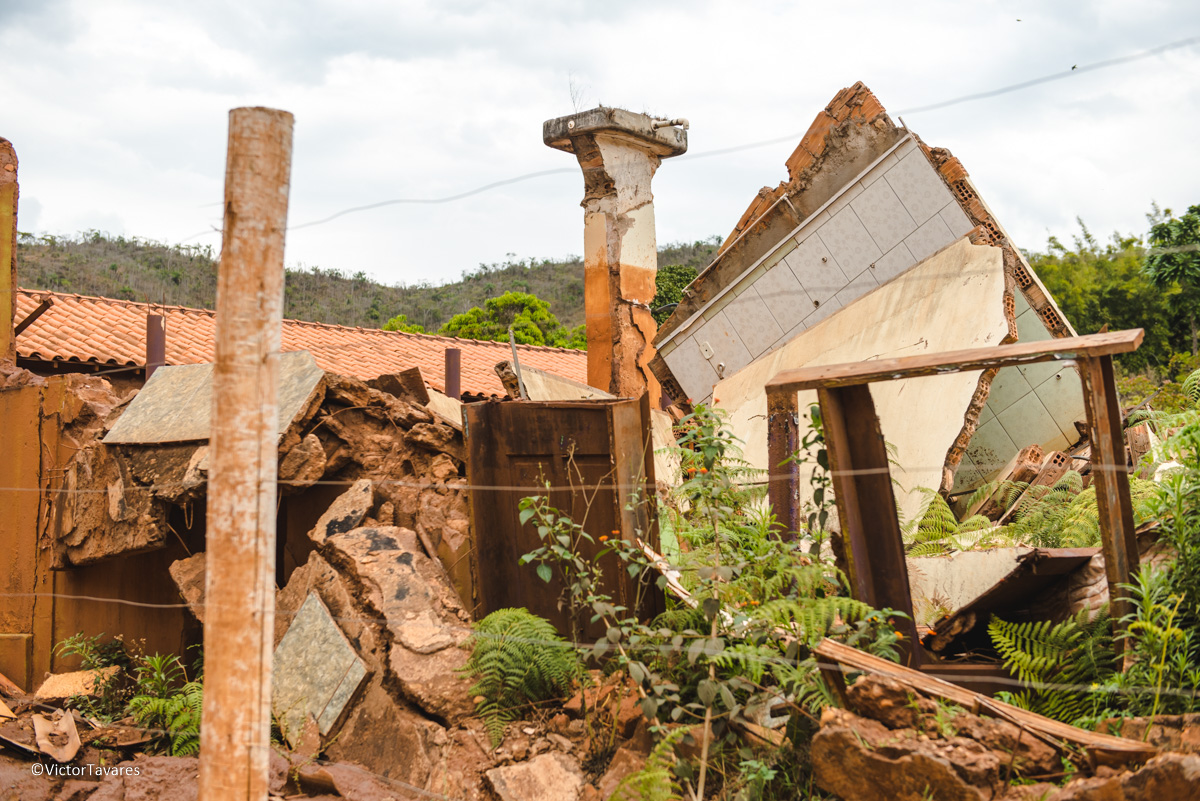 Fotos do rompimento da barragem da Samarco ocorrido em Mariana MG com lama destruição e ruínas em Paracatu de baixo Minas Gerais