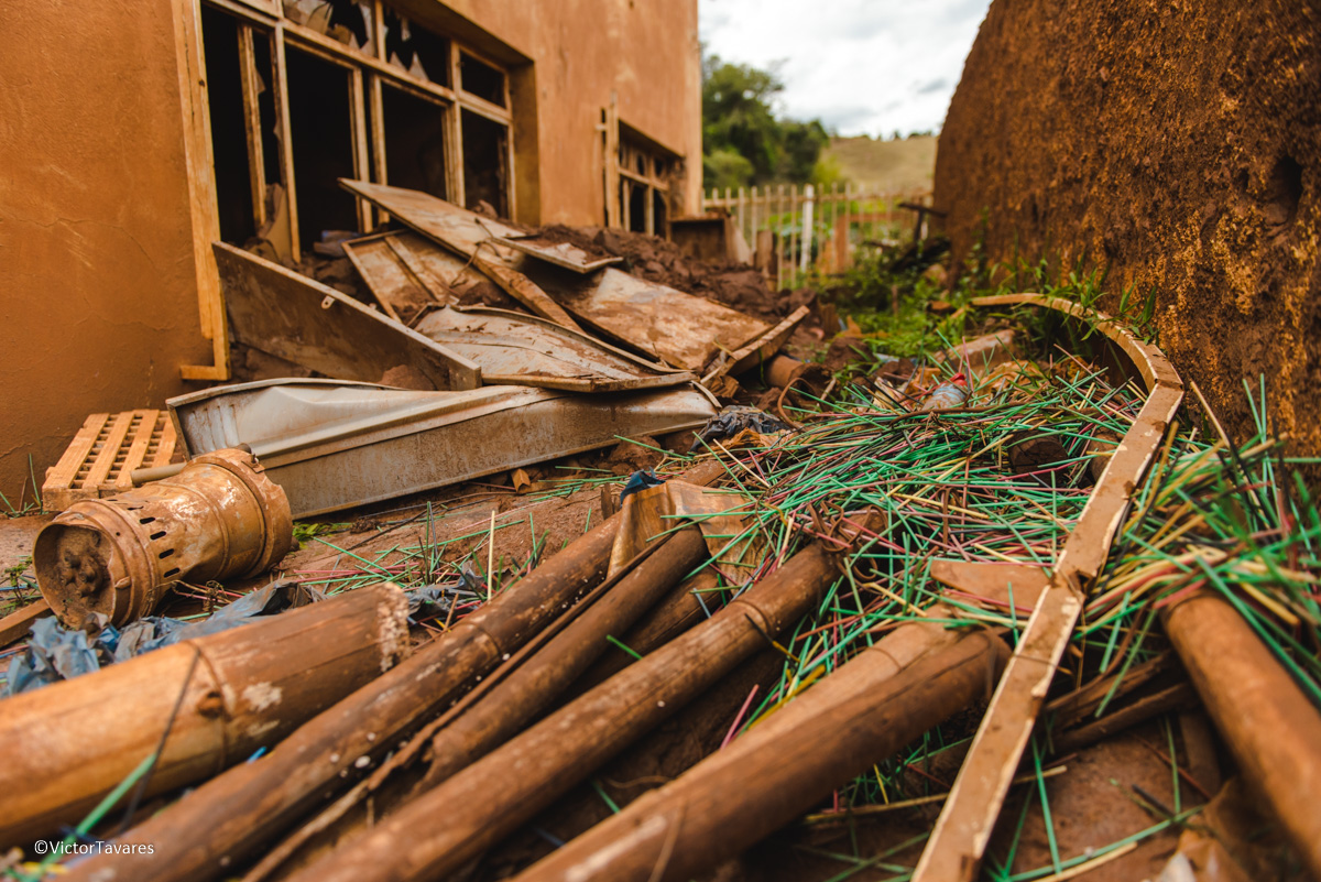 Fotos do rompimento da barragem da Samarco ocorrido em Mariana MG com lama destruição e ruínas em Paracatu de baixo Minas Gerais