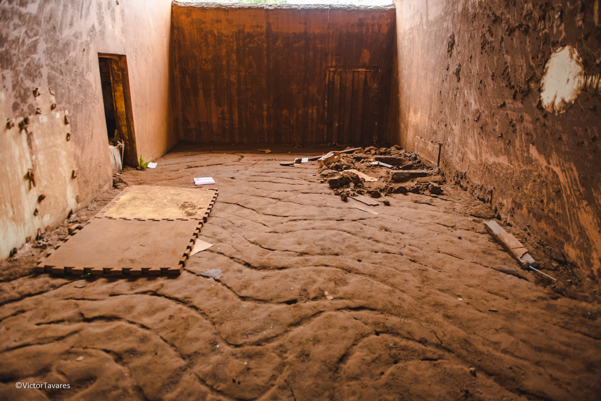 Fotos do rompimento da barragem da Samarco ocorrido em Mariana MG com lama destruição e ruínas em Paracatu de baixo Minas Gerais