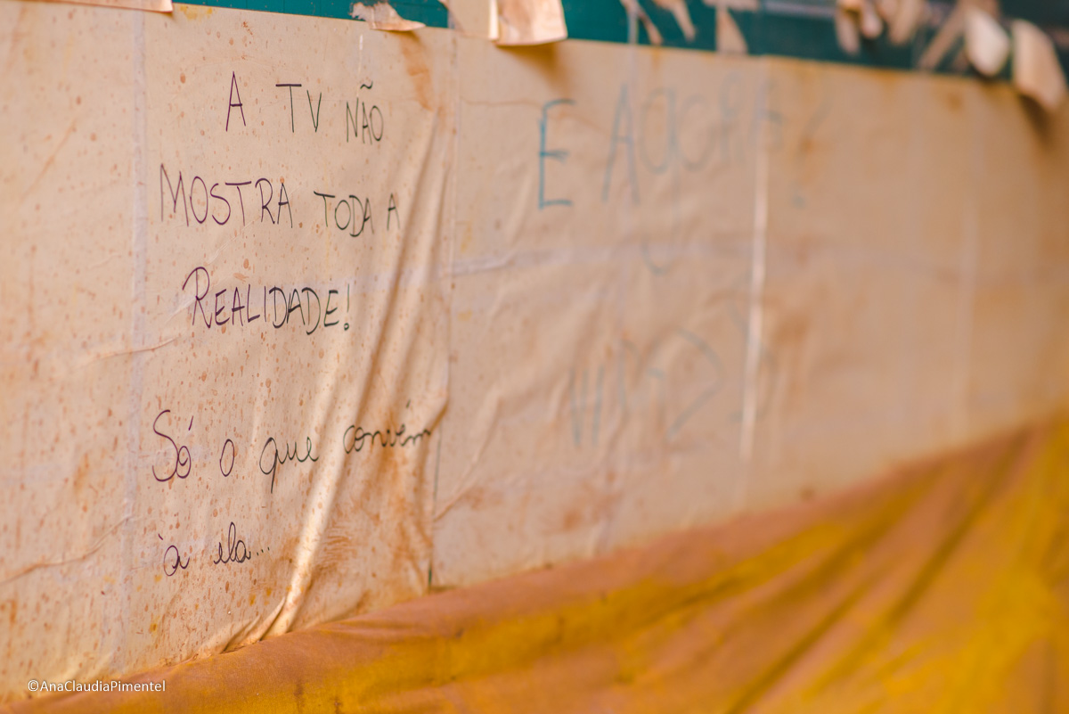 Fotos do rompimento da barragem da Samarco ocorrido em Mariana MG com lama destruição e ruínas em Paracatu de baixo Minas Gerais