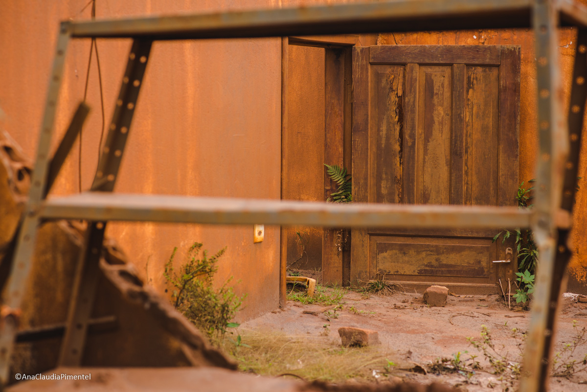 Fotos do rompimento da barragem da Samarco ocorrido em Mariana MG com lama destruição e ruínas em Paracatu de baixo Minas Gerais